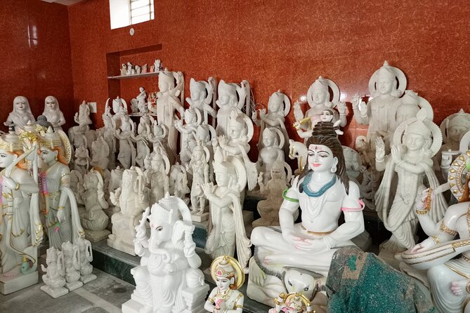 Jaipur@Twilight Guided Heritage City walk tour with Food Tasting - Tripolia Bazar and Thakur Uday Singh Ji Haveli: old mansion, gas lamps, and small artwork