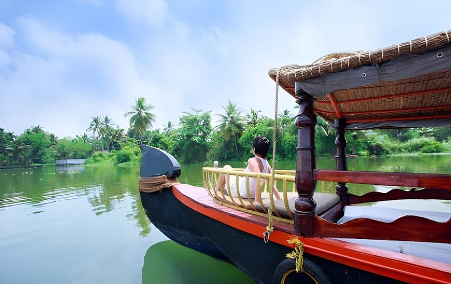 Kerala: Alappuzha River Cruise with Village Walk - A private shikara on Kerala backwaters, minus the crowds