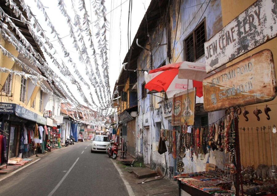 Kochi: Local Street Food Guided Walking Tour with Tastings - Meeting Point in Front of T.D High School: Start Smart