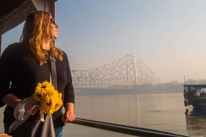 Kolkata: Magic Hour Tour with Breakfast - Entering Kolkata at dawn from Metro INOX