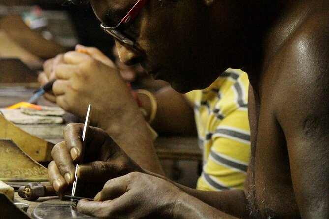 Kolkata Midtown Madness- A Street Food & Nightlife Tour - Bus ride to over-century fritters: mango and onion done right