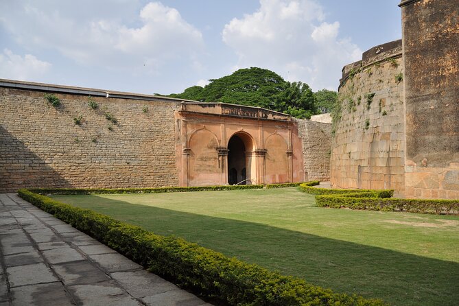 Lalbagh+Bull Temple+Tipu Palace+Market+Lunch=Bangalore City Tour - Big Bull Temple: monolithic rock and old Bangalore devotion