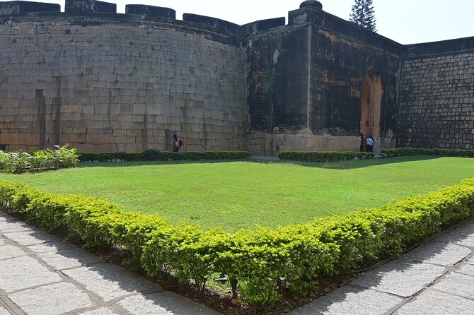 Lalbagh+Bull Temple+Tipu Palace+Market+Lunch=Bangalore City Tour - Tipu Sultan Fort and Palace: 220 years of teak wood and Islamic design