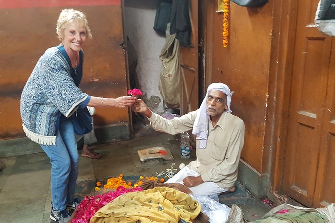 Luxury Rickshaw Tour of Old Delhi - Wireless headsets keep the story clear, even when the street noise wins