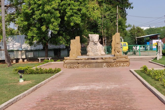 Mahabalipuram and Kanchipuram Day trip from Chennai by Private car with Guide - Stop 5: Krishna’s Butter Ball, the physics-defying boulder