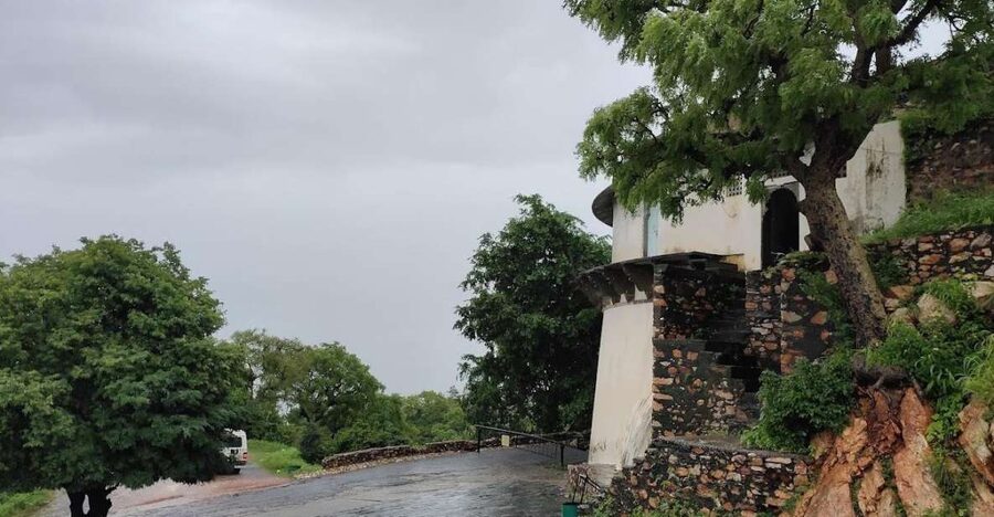Monsoon Palace (Sajjangarh) E-bike Trail - Bike comfort and safety: what to watch for on the road back