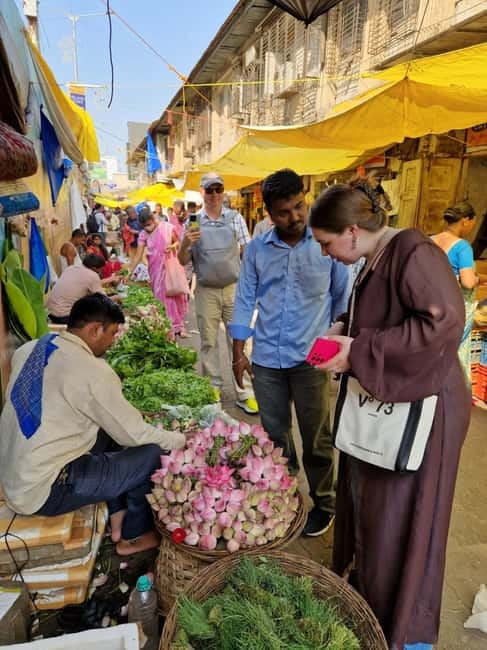 Mumbai by Dawn: Market Tour of Flowers, Fish, and More - Sassoon Dock Fish Market: early trade, strong smells, and respect
