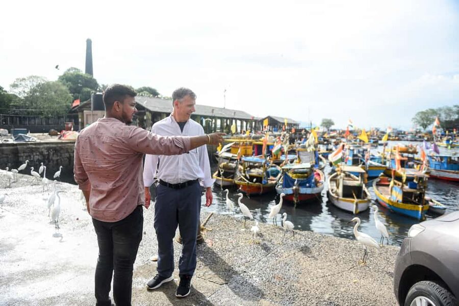 Mumbai by Dawn: Market Tour of Flowers, Fish, and More - Getting around: trains, cars, and a route that stays efficient