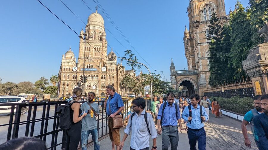 Mumbai: Dharavi Slum, DhobiGhat, and Dabbawallas Tour - Dabbawallas near Churchgate: how lunchbox delivery stays on track