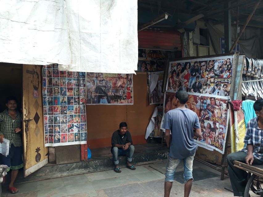 Mumbai: Dharavi Slum Walking Tour with Local Slum Dweller - Vegetarian lunch with a local family, floor seating and hands-on eating