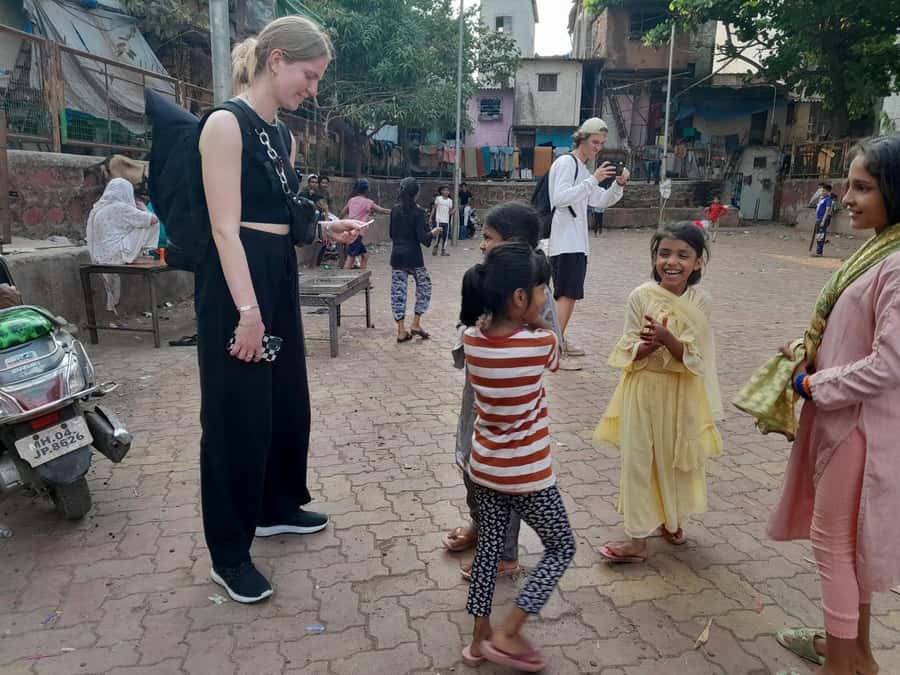 Mumbai:Dhobi Ghat Laundry,Dharavi Slum & Flower market Tour - From Churchgate Station to Dhobi Ghat, you start with real Mumbai travel