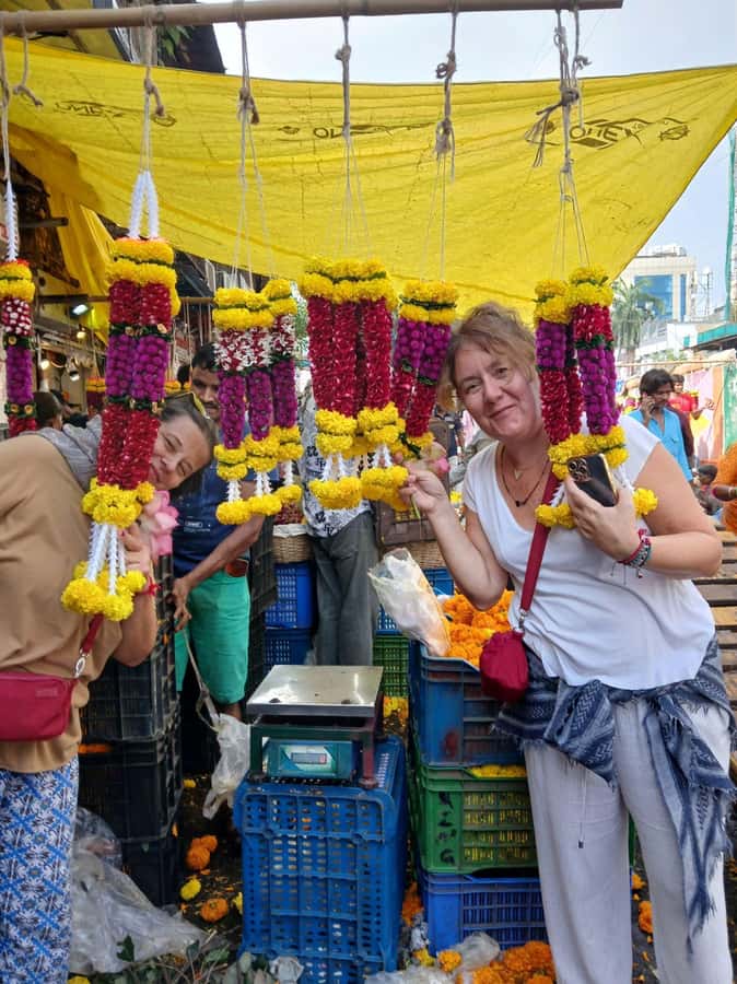 Mumbai:Dhobi Ghat Laundry,Dharavi Slum & Flower market Tour - The Flower Market stop: color, scent, and morning trade
