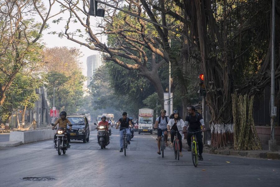 Mumbai: Early Morning Bicycle Tour - Mumbadevi Temple: a sacred stop with real morning atmosphere