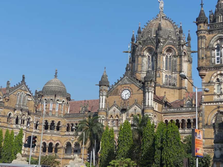 Mumbai: Exclusive Tour with Dharavi Slum & Elephanta Cave - From your hotel to the Gateway of India, this day starts easy