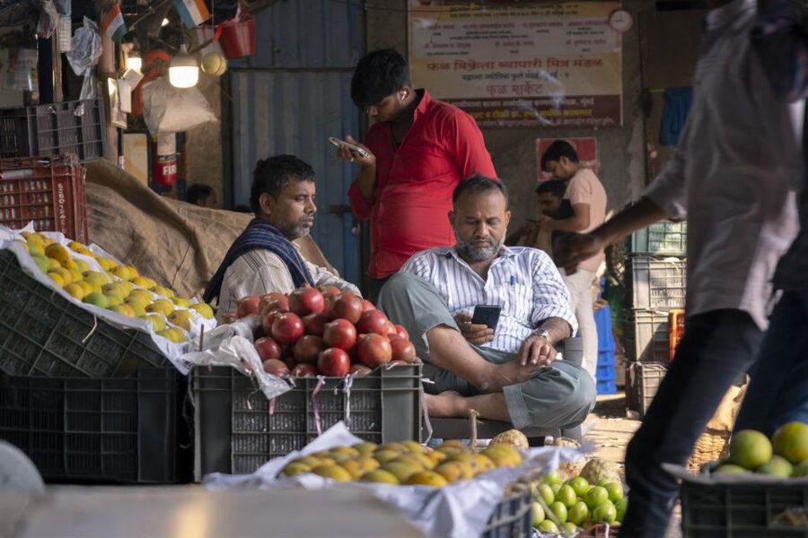 Mumbai: Local Markets & Temples Tour - Mangaldas Market’s Indoor Textile World, Where Locals Buy
