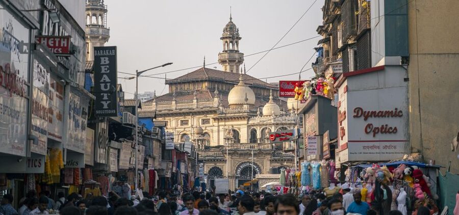 Mumbai: Local Markets & Temples Tour - Through Zaveri Bazaar and Flower Alley, Lanes That Feel Like Shortcuts