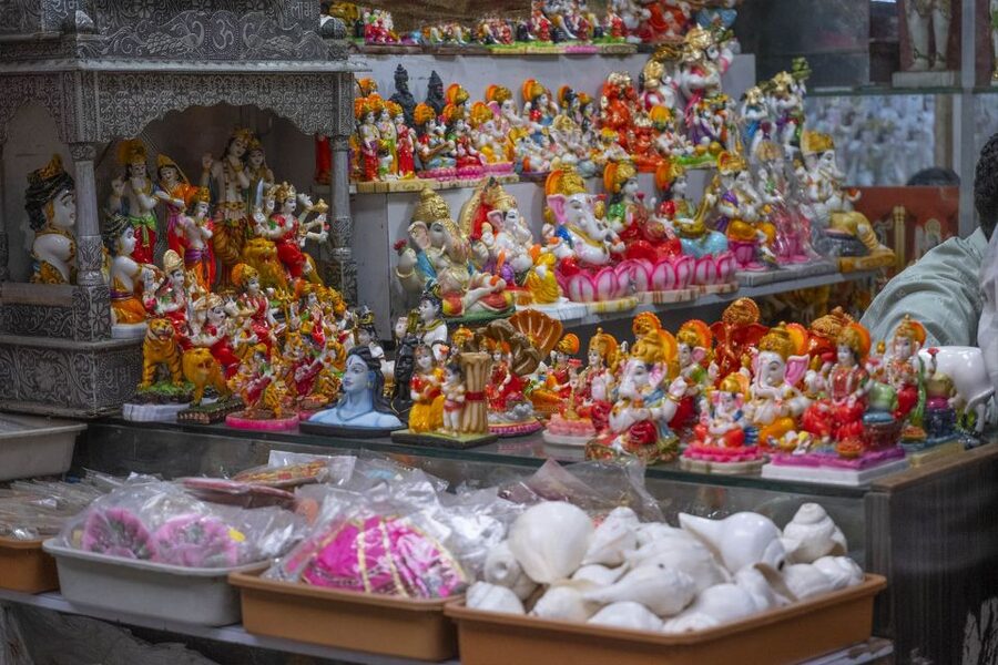 Mumbai: Local Markets & Temples Tour - A Brief Pass by a Local Restaurant, Then Back to Sacred Space