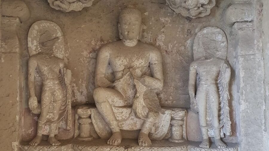 Mumbai: Private tour for Kanheri Caves and Golden Pagoda - Viharas and chaityas: how daily monk life comes through