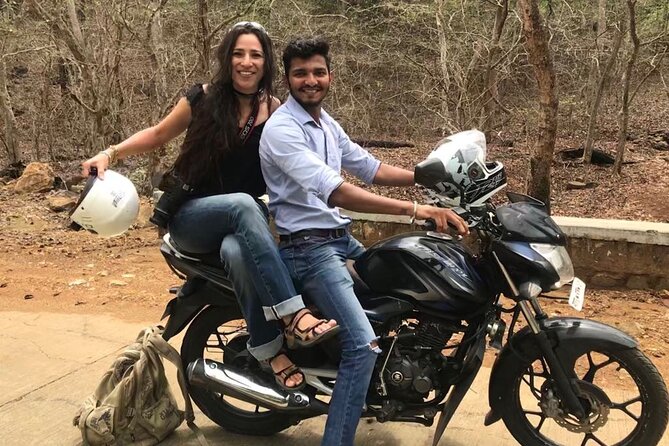 Mumbai Sightseeing By Motorbike - Kamala Nehru Park: a quick green break with a quirky photo spot