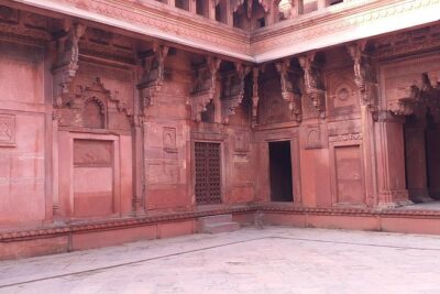 Mumbai to Agra Taj Mahal Day Trip with Return Flights and Lunch