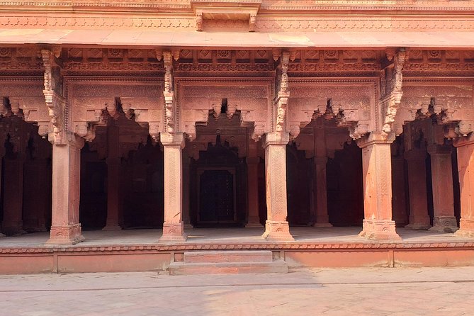 Mumbai to Agra Taj Mahal Day Trip with Return Flights and Lunch - Arrival in Agra: private car, guide in place, and the first big window