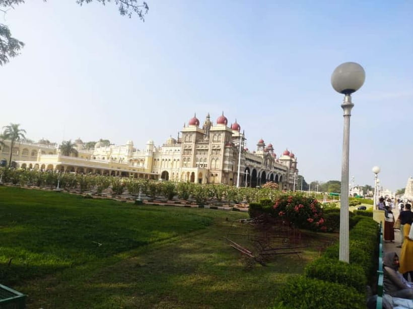Mysore: Palace, Art Gallery & Devaraja Market Walking Tour - From palace to art: Jaganmohana Art Gallery in 45 minutes