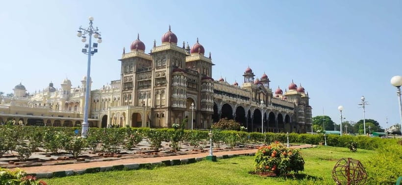 Mysore: Palace, Art Gallery & Devaraja Market Walking Tour - Meeting at the palace ticket counter, then lining up without stress