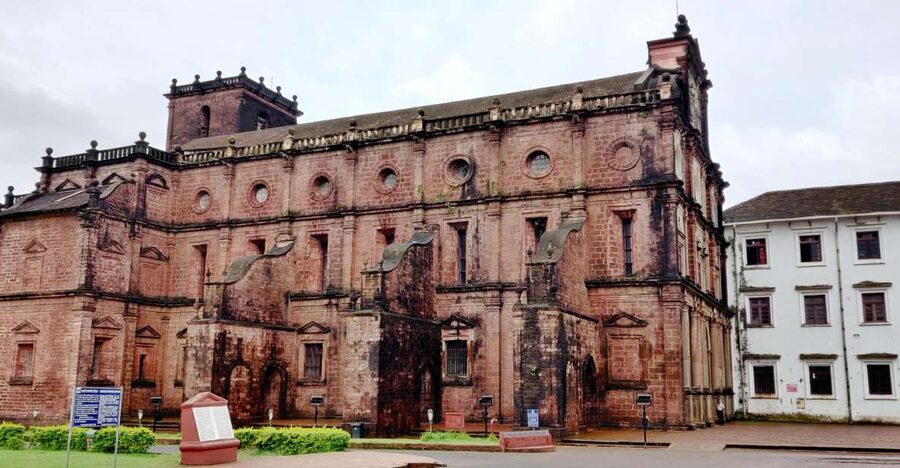 Old Goa: Walking Tour of Heritage Churches - Viceroys Arch Start, Then Old Goa Changes Pace Fast
