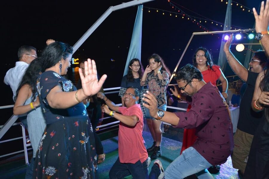 Panaji: Sunset Boat Party with Bollywood DJ and Dance Shows - Live Goan dance: Fugdi and Dekhnni in a short, satisfying segment