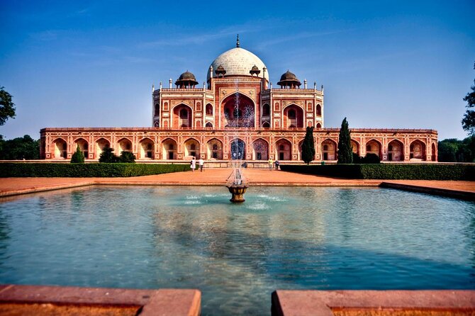 Private City Tour to Old and New Delhi - Qutub Minar: a 13th-century tower that’s hard to ignore