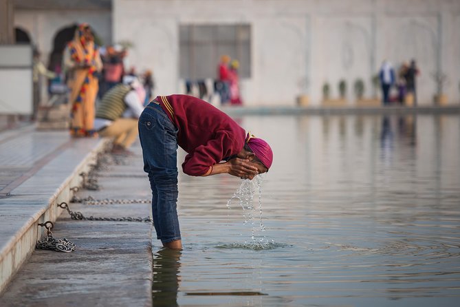 Private Delhi Temples and Spiritual Sites 6 Hours Tour - Akshardham and Lotus Temple: two very different styles of devotion