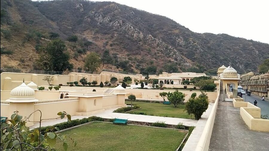 Private Jaipur sightseeing Tour by Car - All Inclusive - The smooth start: pickup from your accommodation and a guide-led day plan