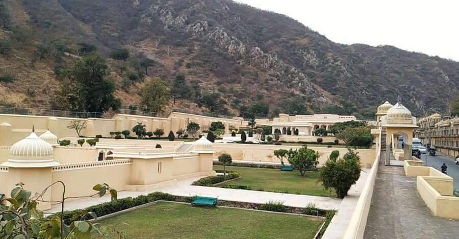 Private Jaipur sightseeing Tour by Car - All Inclusive - Panna Meena ka Kund and Jal Mahal: the stops that balance the day