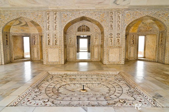 private Same day Taj mahal tour from Hydrabad - Taj Mahal with a guided plan in a 2-hour window