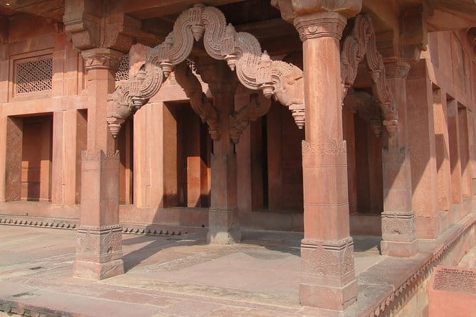 Private Taj Mahal And Monuments Tour From Jaipur By Car - Your guide and the crowd problem: skipping without missing
