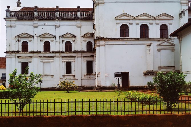 Private Tour of Fontainhas & Old Goa's Portuguese Heritage - Stop 1: Basilica of Bom Jesus and the iconic church moment