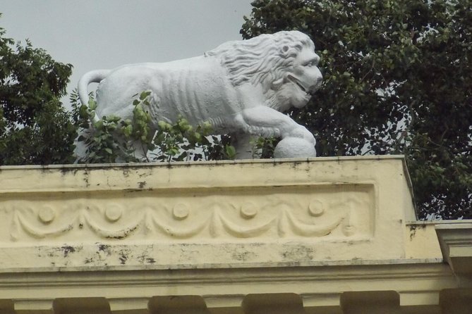 Raj Heritage Walk - Walking Past the Town Hall Facade Like a Local Would