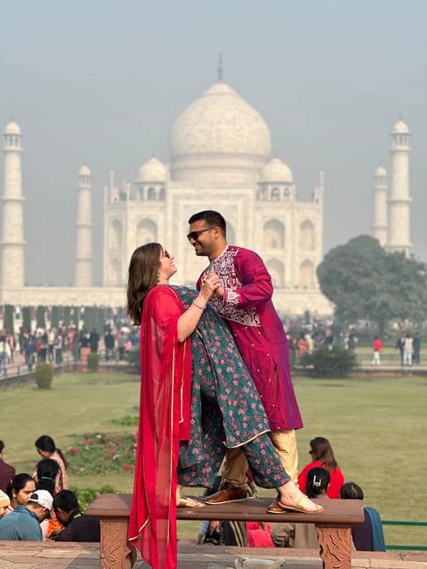Rent a sari or kurta pajama for Taj Mahal visit & picture - Quick booking guidance: should you book this sari and kurta Taj visit?