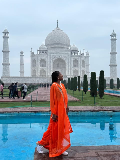 Rent a sari or kurta pajama for Taj Mahal visit & picture - How Renting a Sari or Kurta Pajama Changes the Taj Mahal