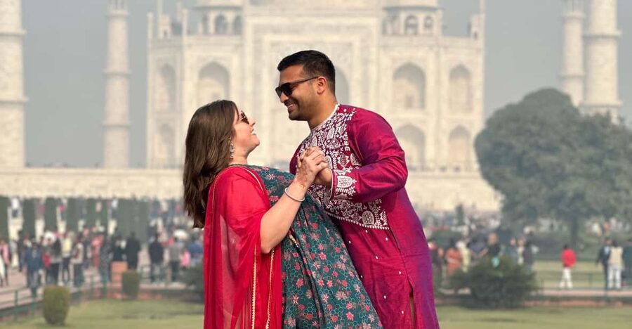 Rent a sari or kurta pajama for Taj Mahal visit & picture - Picking your outfit in Agra, sari color, and the fit reality check