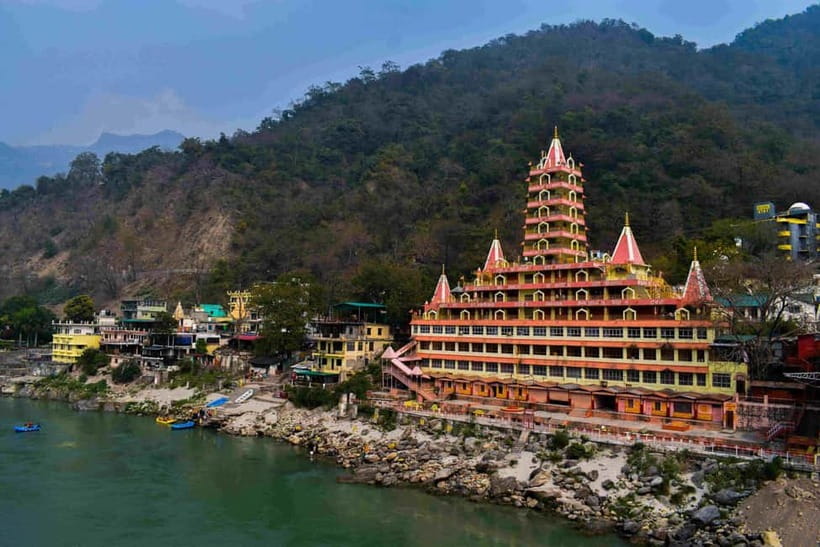 Rishikesh Spiritual Evening Tour with Sacred Ganga Aarti - Starting outside Trayambakeshwar Temple: the calm beginning