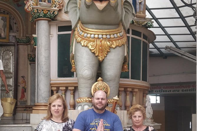 Sacred sites Mumbai tour: Hinduism, Christianity, Judaism & more - Stop 5: Haji Ali Mosque and worship on the edge of the Arabian Sea