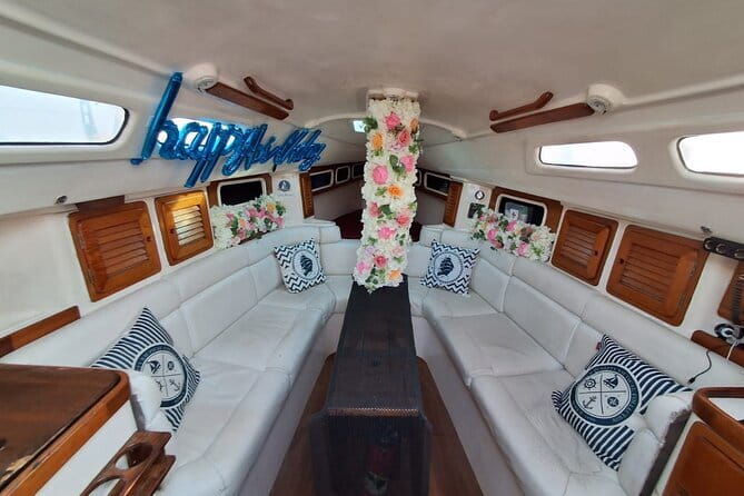 Sailing Experience in Mumbai on Mid Size Yacht - Gateway of India meeting point at Apollo Bandar: how the start usually runs