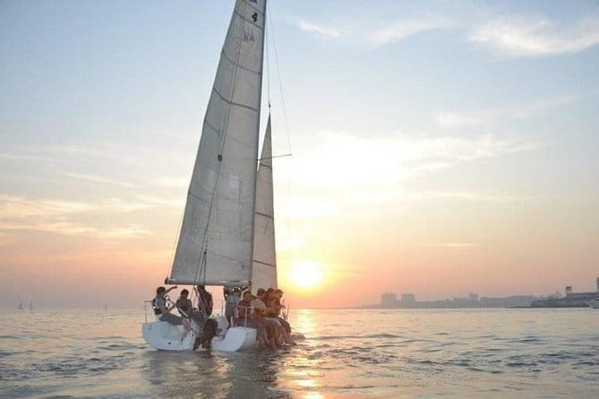 Sailing Experience in Mumbai on Mid Size Yacht - The best timing: daytime views versus sunset light