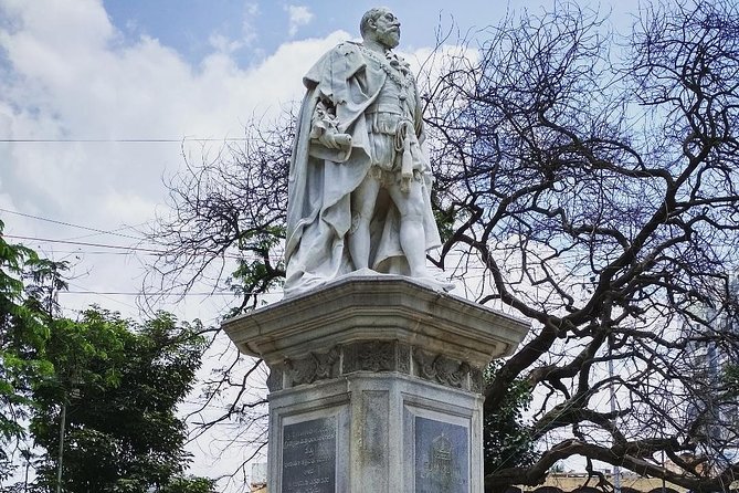 See Bangalore through my eyes (Cultural / Historical / Walking Tour) - Vidhana Soudha and Attara Kacheri: Neo-Dravidian meets Greco-Roman (from the road)
