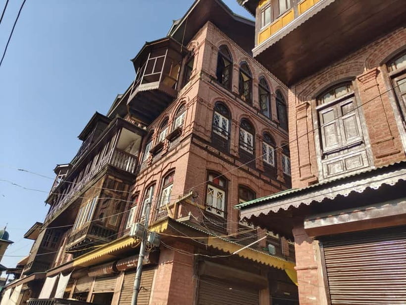 Srinagar: Private Old City and Mughal Gardens Guided Tour - Jamia Masjid, Old Bazaar Streets, and Copper Shop Details