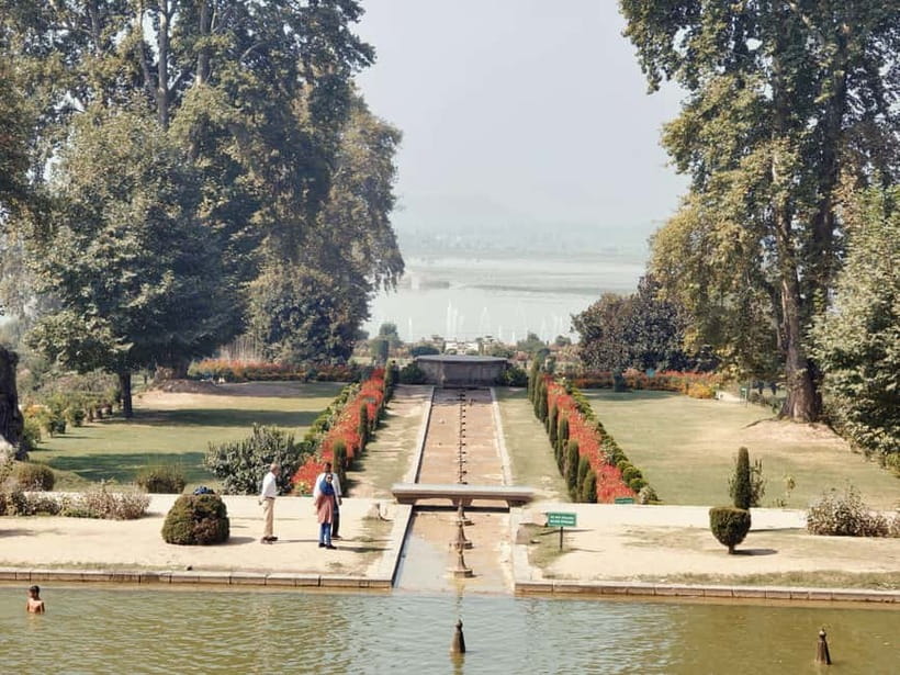 Srinagar: Private Old City and Mughal Gardens Guided Tour - Zainul Abideen’s Legacy and a Riverside Mosque Stop