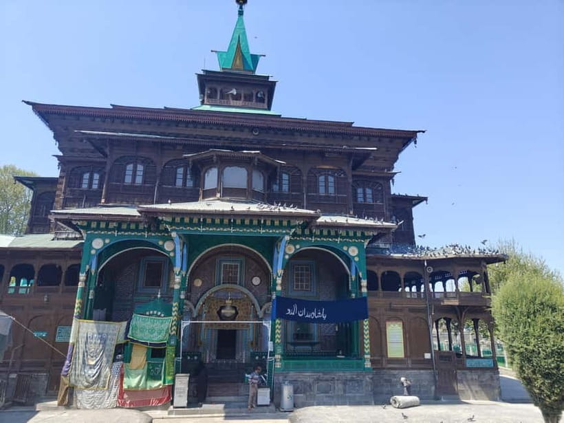 Srinagar: Private Old City and Mughal Gardens Guided Tour - Nishat Garden and Shalimar: Two Mughal Garden Styles in One Afternoon