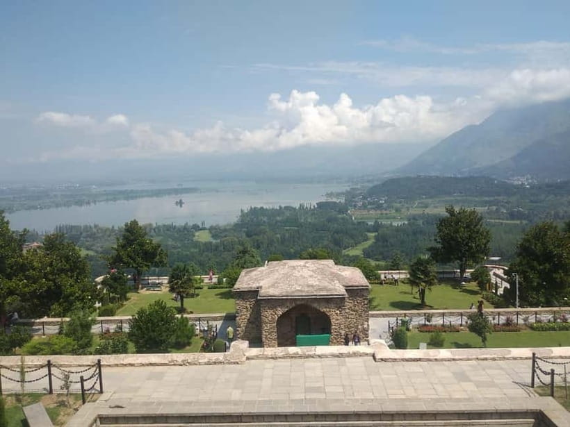 Srinagar: Private Old City and Mughal Gardens Guided Tour - Getting Around in an AC Car Without Losing the Walking Parts