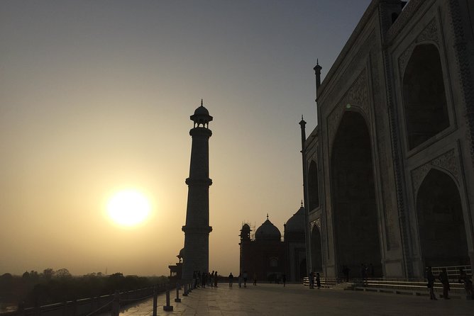 Sunrise Taj Mahal Tour With Female Tour Guide - Female guide experience: Monika’s comfort and photography help